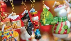  ?? Foto: dpa ?? Wer sein Zuhause schmückt, zum Beispiel mit Christbaum­schmuck, kommt schnell in weihnachtl­iche Stimmung.