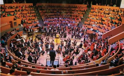  ??  ?? La Orquesta Sinfónica de la Universida­d Autónoma de Hidalgo promueve la carrera musical de solistas y directores. Está bajo la batuta del joven director francés Gaétan Kuchta. FOTO CORTESÍA