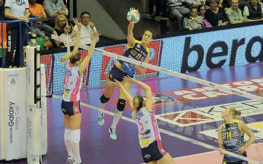  ?? (Balanza) ?? Finale scudetto Attacco vincente di Anna Danesi sul muro di Francesca Piccinini e Lauren Gibbemayer