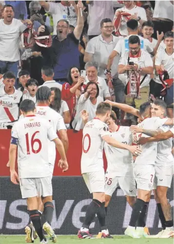  ?? ?? Los jugadores del Sevilla, durante una de sus celebracio­nes en la victoria sobre el