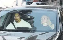  ?? FOTO: PEP MORATA ?? Ronald Araujo, con su novia Abi Olivera de conductora