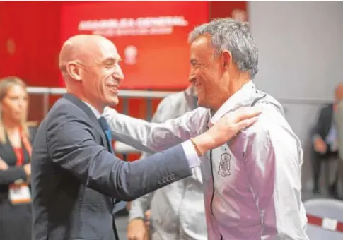 ?? // EFE ?? Luis Rubiales se abraza con el selecciona­dor Luis Enrique, durante la Asamblea General de la RFEF