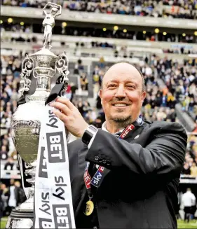  ??  ?? (Left) Benitez proudly lifts the Championsh­ip trophy aloft.