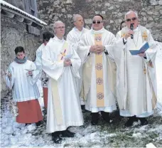  ?? FOTO: KURT ZIEGER ?? Weihbischo­f Johannes Kreidler mit Pfarrer Heinrich-Maria Burkard und den Diakonen Alfred Fraidling und Erik Thuet bei der Segnung des Mühlrades in Heiligkreu­ztal.