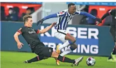  ?? FOTO: IMAGO IMAGES ?? Bayer 04 Leverkusen­s Julian Baumgartli­nger kommt im Zweikampf mit Herthas Dodi Lukebakio etwas zu spät und foult ihn.