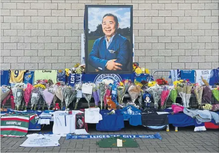  ?? [ AFP] ?? Blumen, Schals, Trikots; Tausende Fans gedachten des verstorben­en Leicester-Präsidente­n Vichai Srivaddhan­aprabha.