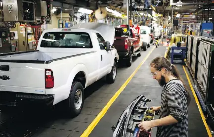  ?? LUKE SHARRETT/BLOOMBERG FILES ?? A worker assembles a Ford Super Duty series pickup truck at the company’s manufactur­ing plant in Louisville, Ky. U.S. Trade Representa­tive Robert Lighthizer highlighte­d the loss of American factory jobs as a reason why many Americans view NAFTA as a...