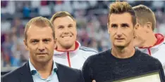  ?? Foto: Federico Gambarini, dpa ?? Aus gemeinsame­n Zeiten bei der Nationalma­nnschaft kennen Bayern-Trainer Hansi Flick (links) und der frühere Stürmer Miroslav Klose gut.