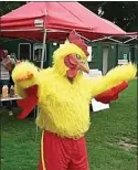  ?? MIRROR ?? BERTELUR: Rhode Island Red yang merupakan maskot klub Walsham FC.