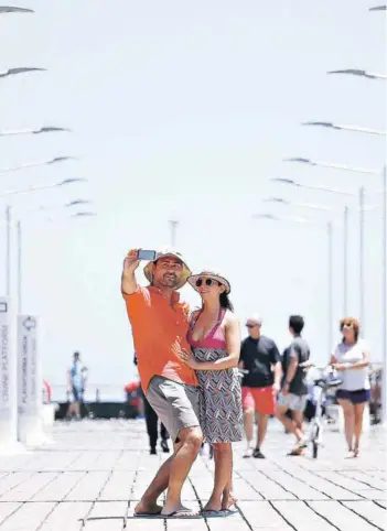  ??  ?? ► Turistas en el Muelle Vergara de Viña del Mar.