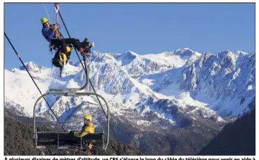  ?? (Photos Grégory Leclerc) ?? À plusieurs dizaines de mètres d’altitude, un CRS s’élance le long du câble du télésiège pour venir en aide à un skieur bloqué, avant de le faire descendre en rappel. Un des périlleux exercices de cette semaine.