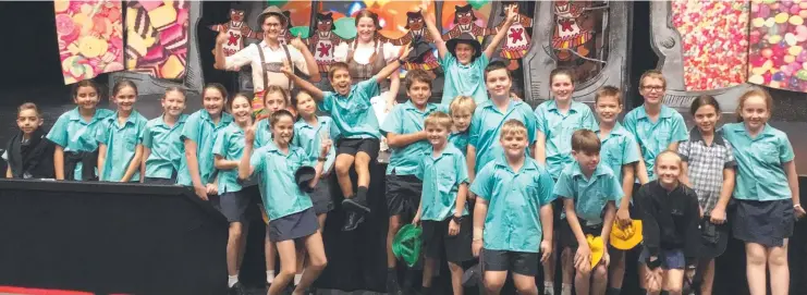  ??  ?? BEHIND THE SCENES: St Andrew’s Catholic College’s Year 5-1 class meets the cast of Hansel and Gretel after the show.