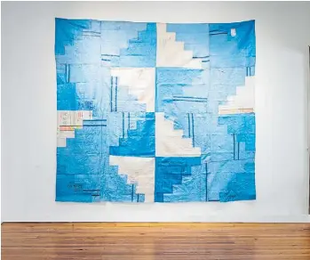  ?? ?? Candelaria Traverso, “Cielo y agua”, 2022. Patchwork de arpillera plástica. 285 x 300 cm
