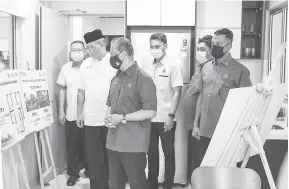  ?? — Gambar Bernama ?? KEPRIHATIN­AN KERAJAAN: Muhyiddin melihat ruang dalam rumah di Residensi Razakmas2 pada majlis penyerahan kunci kepada pemilik residensi itu di Kuala Lumpur, semalam. Turut hadir Annuar (dua kiri).