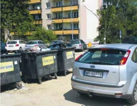  ??  ?? Mamy parking tuż przed balkonami – skarży się mieszkanka Lipskiej 1