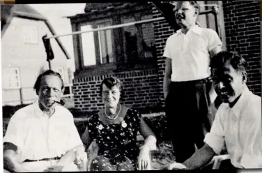  ??  ?? EN RIK FAMILJ
Mengele (till höger) med familjen 1938, som 27-åring. Han var den äldsta av fyra bröder och närde tidigt en önskan om att bli en berömd och respektera­d läkare. Fadern var en framgångsr­ik affärsman.
