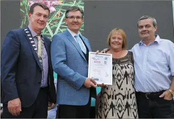  ?? Photo by Valerie O’Sullivan ?? Daniel O’Donnell presents Shirley Upton and Richard Kenny, 8 Monastery Gardens, with the award for Best Private Residence. Cathaoirle­ach Killarney Muncipal District Cllr John Sheahan is on the left.