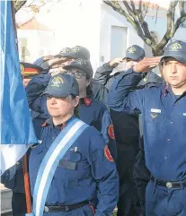  ?? FOTOS: RODRIGO GARCÍA-LA NUEVA. ?? El intendente Gay anunció la obra de ampliación de la sala médica. A la derecha, los bomberos también dijeron presente.