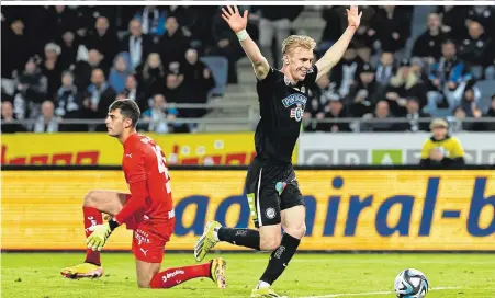  ?? ?? Gastgesche­nk: Der davor starke Rapid-Torhüter Niklas Hedl ließ einen parierten Ball wieder los, Mika Biereth schoss zum 1:0 ein