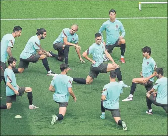  ?? FOTO: EFE ?? La selección portuguesa, en el entrenamie­nto realizado ayer en Hungría antes de su estreno en la Euro