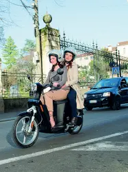  ??  ?? Alternativ­o Uno degli scooter elettrici di Askoll Eva per le vie di Vicenza. In Borsa Askoll ha raccolto 12 milioni