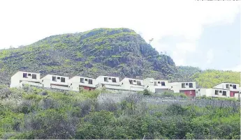  ?? FOTO: ALEJANDRO AMADOR ?? A pesar de que el proyecto fue declarado inhabitabl­e, los pobladores del bloque 3 aún residen en el sector. El temor es latente por las recientes precipitac­iones. Respuestas