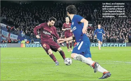  ?? FOTO: GETTY ?? Leo Messi, en el momento de disparar a puerta para batir a Courtois y firmar el 1-1 en Stamford Bridge. El argentino marcó su gol 98 en Champions.