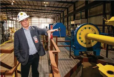  ?? Juan DeLeon ?? Umbilicals Internatio­nal CEO Bob Conners talks about putting umbilical cords together for offshore use.