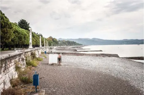  ??  ?? Desolante, specie in bassa stagione, la spiaggia pubblica di Sukhumi, capitale dell’Abkhazia che si affaccia sul Mar Nero.