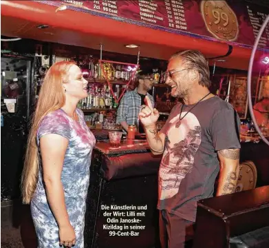  ??  ?? Die Künstlerin und der Wirt: Lilli mit Odin JanoskeKiz­ildag in seiner 99-Cent-Bar