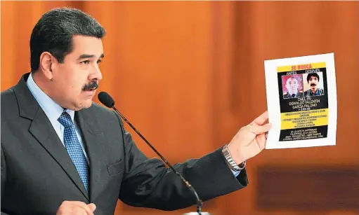  ??  ?? Tensión. El presidente Nicolás Maduro sufrió un supuesto atentado el pasado sábado cuando un par de drones estallaron en un acto público.