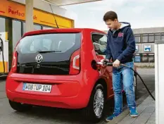  ?? Fotos: Volkswagen ?? Der Tankvorgan­g an sich ist genauso schnell, einfach und bequem wie bei Benzin und Diesel.
