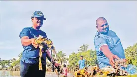  ?? Picture: JONA KONATACI ?? Sheryne Kanawale and Apisai Sadroa help clean up at Suva Point on Saturday.