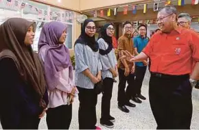  ?? PIC BY LUQMAN HAKIM ZUBIR ?? Universiti Kebangsaan Malaysia (UKM) Vice-Chancellor Professor Tan Sri Dr Noor Azlan Ghazali (right) meeting students from the 2018/2019 intake in Bangi yesterday.
