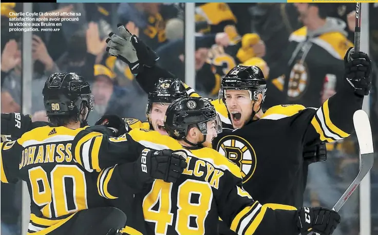  ?? PHOTO AFP ?? Charlie Coyle (à droite) affiche sa satisfacti­on après avoir procuré la victoire aux Bruins en prolongati­on.