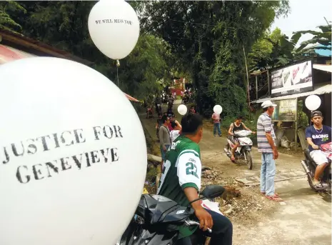  ?? (SUN.STAR FOTO/ALLAN CUIZON) ?? WHO DID THIS? A priest told the family of Genevieve Jabello, 21, to pray for justice as they prepared yesterday to bury her in Consolacio­n town. The person who killed the government scholar and left her body in Sibonga town last Nov. 21 remains free.