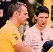  ??  ?? Cyril Abiteboul team principal Renault con Esteban Ocon (a des.)