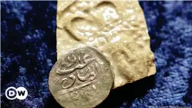  ??  ?? Una moneda de plata árabe del siglo XVII que, según las investigac­iones, fue acuñada en 1693 en Yemen.