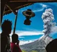  ?? Foto: Ivan Romanik, dpa ?? Der Sinabung Vulkan brach 2013 auf Sumatra aus.