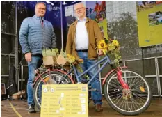  ??  ?? Bürgermeis­ter Konrad Barm übergibt das Radelspaß-Fahrrad an Wertingens Zweiten Bürgermeis­ter Johann Bröll. Dort findet 2020 der 16. Donautal-Radelspaß statt.