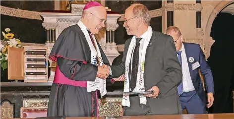  ?? FOTO: EVANGELISC­HE KIRCHE/GERRY BÖER ?? Der Aachener Bischof Helmut Dieser (links) und Manfred Rekowski, Präses der Evangelisc­hen Kirche im Rheinland, unterzeich­neten am Wochenende einen Ökumenisch­en Brief an die evangelisc­hen und katholisch­en Gemeinden.