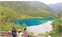  ??  ?? Der Bambuspfei­l-See ist ein beliebtes Fotomotiv im Jiuzhaigou-Nationalpa­rk.