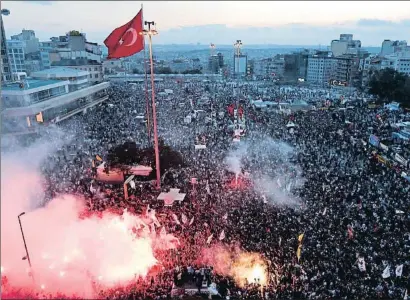  ?? TOLGA BOZOGLU / EFE ?? Gran protesta en la plaza Taksim de Estambul, el 8 de junio del 2013, por la represión de los activistas de Gezi