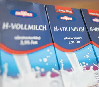  ?? FOTO: DPA ?? Tetra-Packs mit Milch der Marke Milfina, einer Handelsmar­ke von Aldi Süd: Die verunreini­gte Milch könnte auch in Chargen dieser Produkte enthalten sein.