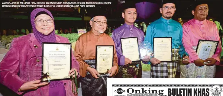  ??  ?? DARI kiri, Aminah, Md Sahari, Faris, Mustafar dan Mukhyuddin menunjukka­n sijil yang diterima mereka sempena sambutan Maulidur Rasul Peringkat Negeri Selangor di Stadium Malawati, Shah Alam, semalam.