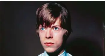  ?? FOTO: ARTE ?? Kaum jemand erinnert sich an David Robert Jones vor der Erschaffun­g der Bühnenfigu­r David Bowie und ihres Alter Egos Ziggy Stardust. Diese Aufnahme stammt aus dem Jahr 1965.