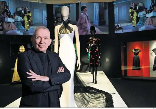  ?? D. S. ?? El diseñador francés Jean Paul Gaultier junto a piezas de la exposición ‘Cine y moda’, que puede verse en el CaixaForum de Sevilla.