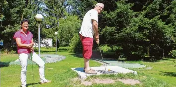  ?? Fotos: Thessy Glonner ?? Spektakulä­rer Abschlag: Robert Schübl und seine Frau Annerose Lahr Schübl sind aus Kaufbeuren nach Bad Wörishofen gekom men und entspannen sich bei einer gemütliche­n und lustigen Runde Minigolf.