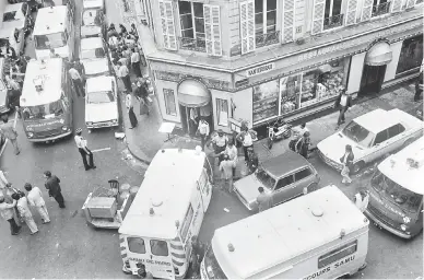  ?? — Gambar AFP ?? TRAGIS: Gambar fail pada 9 Ogos 1982 menunjukka­n anggota bomba dan seorang penyelamat di Paris selepas restoran pelbagai juadah Yahudi Perancis, Jo Goldenberg, diserang oleh lelaki bersenjata yang melontar bom tangan ke dalam restoran dan menembak pelanggan dengan submesinga­n, membunuh enam pelanggan dan mencederak­an 22 yang lain.