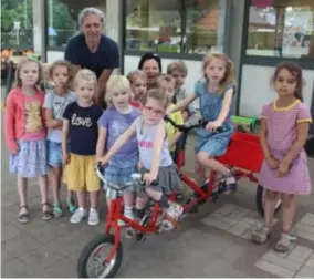  ?? FOTO JAN BRYS ?? Reinhilde, vooraan op de fiets, met haar klasgenoot­jes en Fons Van Looy.